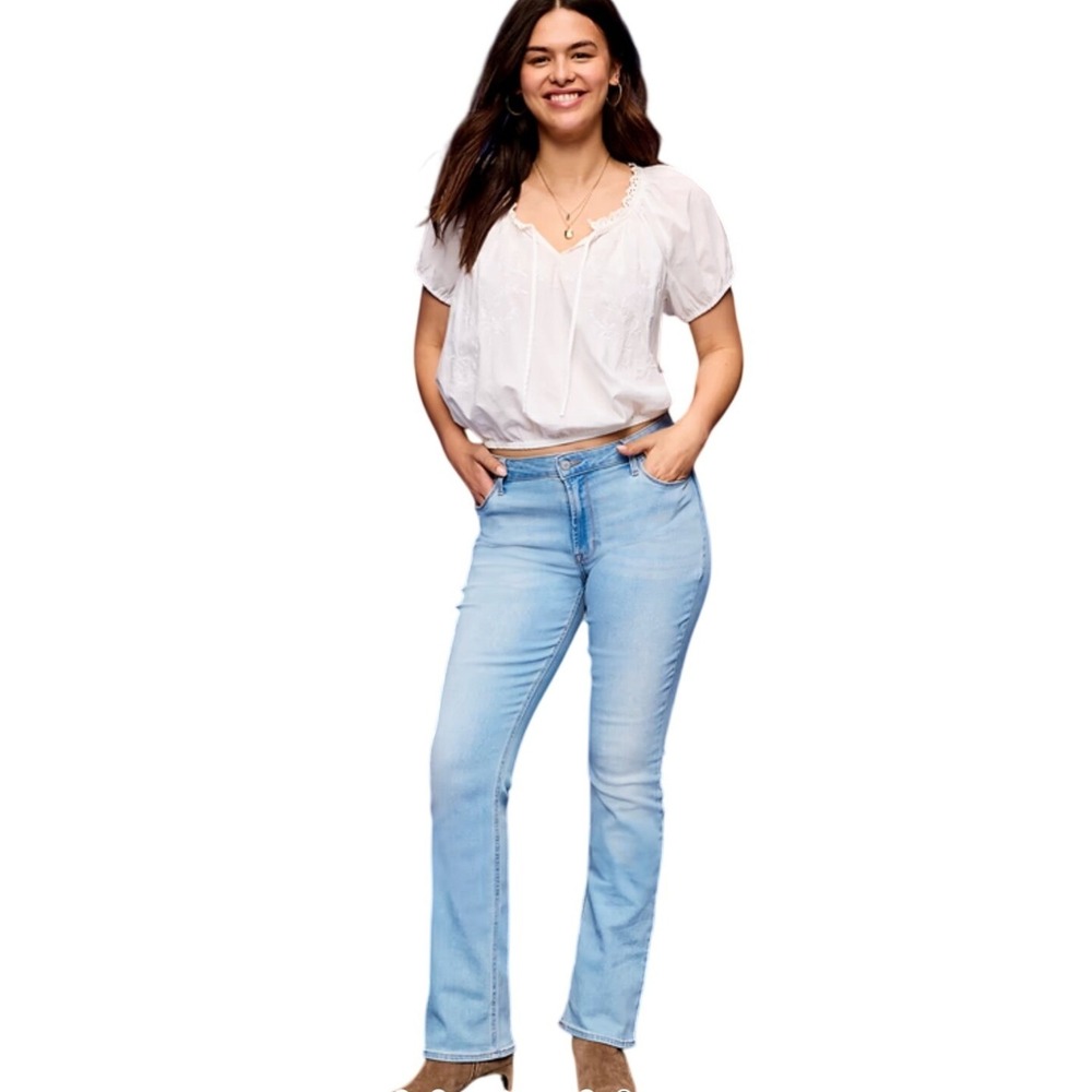 NWT Old Navy Mid Rise Wow Boot-Cut Light Wash Jeans Size 4‎